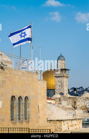 Des drapeaux israéliens sur le quartier juif avec la vue de Bab al-Silsila Minaret et Dôme du Rocher, sur le mont du Temple, Jérusalem, Israël Banque D'Images