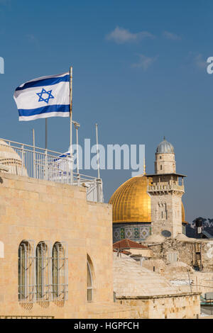 Des drapeaux israéliens sur le quartier juif avec la vue de Bab al-Silsila Minaret et Dôme du Rocher, sur le mont du Temple, Jérusalem, Israël Banque D'Images