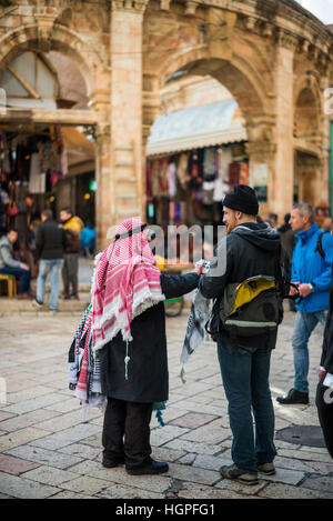 Vendeur de rue echarpes boutique le quartier chrétien de Jérusalem, Israël, également connu sous le nom de Muristan Banque D'Images