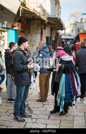 Vendeur de rue echarpes boutique le quartier chrétien de Jérusalem, Israël, également connu sous le nom de Muristan Banque D'Images