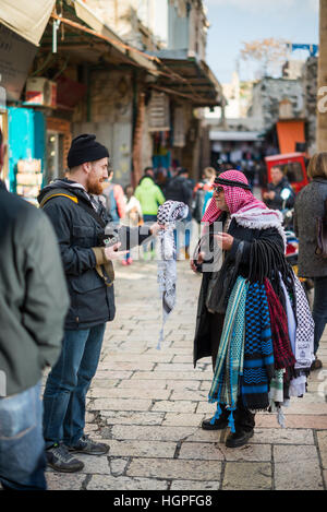 Vendeur de rue echarpes boutique le quartier chrétien de Jérusalem, Israël, également connu sous le nom de Muristan Banque D'Images