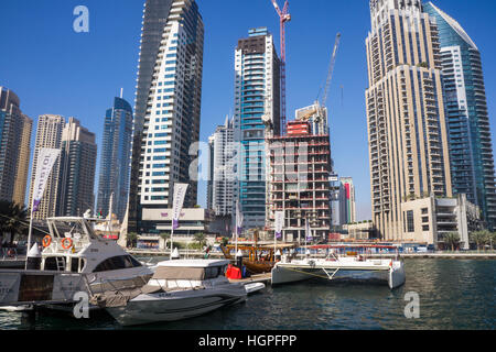 Boat on river à Dubaï Banque D'Images