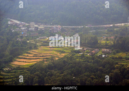 Regardant vers le bas sur le village de le sentier à Kande de Camp australien, sanctuaire de l'Annapurna Himalaya, Népal, Asie. Banque D'Images