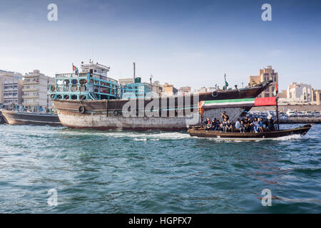 Boat on river à Dubaï Banque D'Images