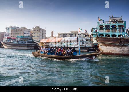 Boat on river à Dubaï Banque D'Images