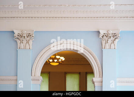 Belle arche avec des colonnes dans un vieux bâtiment architecture Banque D'Images