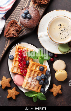 Café avec des gaufres et des bonbons. Vue d'en haut Banque D'Images