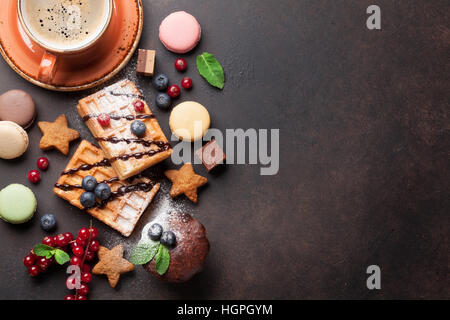 Café avec des gaufres et des bonbons. Vue de dessus avec l'exemplaire de l'espace pour votre texte Banque D'Images