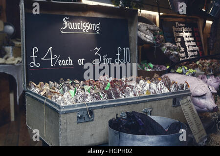 Londres, Royaume-Uni - 15 Avril 2016 : saucisses dans une valise panier au Borough Market à Londres, au Royaume-Uni. Banque D'Images