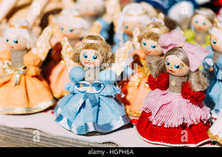 Poupées de paille biélorusse colorés au marché local. Des poupées de paille sont les plus populaires de Souvenirs du Bélarus et symbole de la culture du pays Banque D'Images