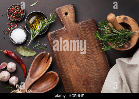 Table de cuisson avec des herbes, épices et ustensiles. Top View with copy space Banque D'Images