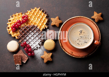 Café avec des gaufres et des bonbons. Vue d'en haut Banque D'Images