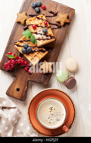 Café avec des gaufres et des bonbons. Vue d'en haut Banque D'Images