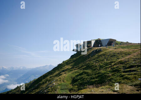 La Messner Mountain Museum Corones conçu par Zaha Hadid Architects en haut de la crête de Kronplatz dans les Alpes du Tyrol du Sud, Italie Banque D'Images