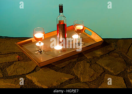 2 verres et une bouteille de vin au bord de la piscine, de la romance Banque D'Images