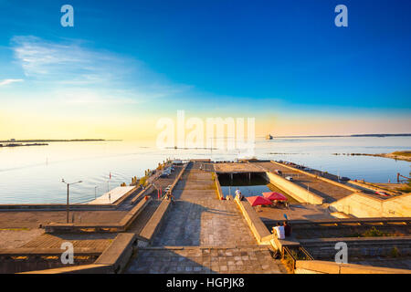 Tallinn, Estonie. Heure du lever au coucher du soleil Linnahall en saison estivale. Linnahall est un ancien lieu de concert ou de sport. Il est situé sur le port, juste être Banque D'Images