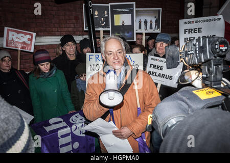 Malcolm Sinclair, de la scène et l'acteur aussi président de syndicat, l'équité, s'exprime à la Biélorussie libre maintenant de protestation devant l'ambassade biélorusse à Londres, Royaume-Uni Banque D'Images