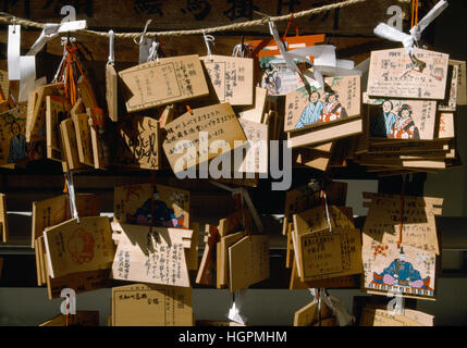 Shinto EMA, cartes de prière en bois accrochées à la corde de paille torsadée, au sanctuaire Taiyuji cho à Umeda à Osaka, Japon Banque D'Images