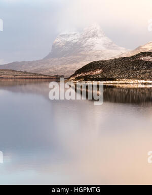 Suilven se reflétant dans les eaux de la came loch, près de Elphin, Sutherland, Scotland, UK Banque D'Images