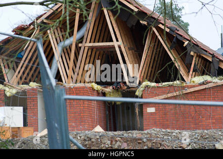 Ouvrir l'espace sur les toits d'un bâtiment moderne et partiellement démoli Banque D'Images