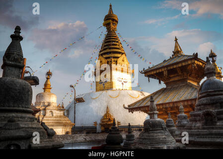 Swayambhunath Stupa se dresse sur la colline à Katmandou, Népal Banque D'Images