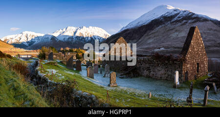 À l'église en ruine Clachan Durch cimetière situé sur les rives du Loch Duich, Ecosse, Royaume-Uni Banque D'Images