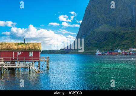 Village de pêcheurs de Nusfjord un village traditionnel de pêcheurs avec les maisons typiques sur pilotis construit en partie sur les roches, en partie sur l'eau. Banque D'Images