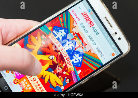 China-January,Zhongshan 8, 2017:man shopping pour le nouvel an chinois par l'intermédiaire d'un mobile 4G sur taobao le 8 janvier. Magasinage en ligne est très populaire en Chine Banque D'Images