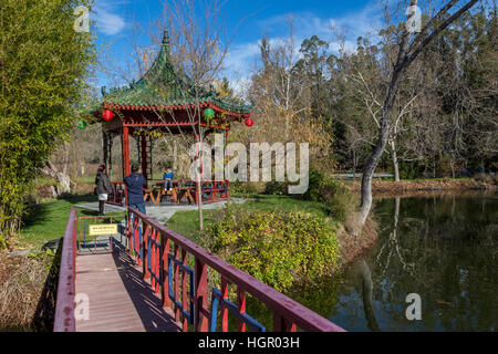 Touristes, visiteurs, visites, jardin chinois, les jardins chinois, entreprise vinicole Chateau Montelena, calistoga, Napa Valley, Comté de Napa, Californie Banque D'Images