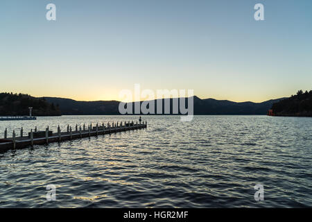 Le lac Ashi au crépuscule dans la région de Kanagawa, Japon. Banque D'Images