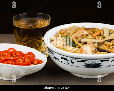 Chow mein au poulet avec des nouilles repas chinois Banque D'Images