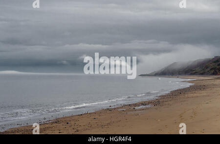 Sea mist à Whitby, une ville de pêche côtière dans le North Yorkshire, Angleterre, Royaume-Uni Banque D'Images