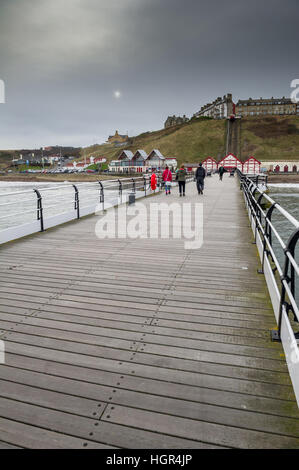 Les gens qui marchent le long de la jetée à Nice, Yorkshire, Angleterre, Royaume-Uni Banque D'Images