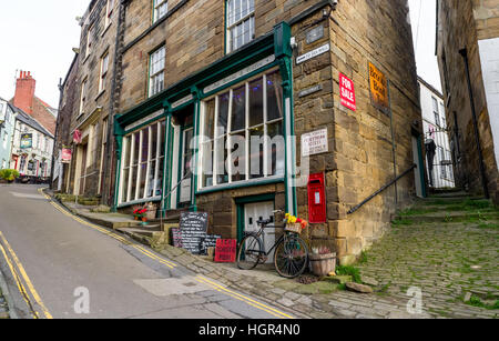 Pierre étroites rues en ordre décroissant à Scarborough, Yorkshire, Angleterre, Royaume-Uni Banque D'Images