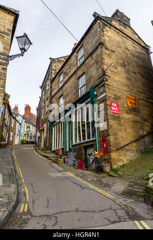 Pierre étroites rues en ordre décroissant à Scarborough, Yorkshire, Angleterre, Royaume-Uni Banque D'Images