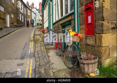 Pierre étroites rues en ordre décroissant à Scarborough, Yorkshire, Angleterre, Royaume-Uni Banque D'Images