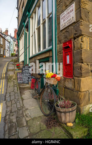 Pierre étroites rues en ordre décroissant à Scarborough, Yorkshire, Angleterre, Royaume-Uni Banque D'Images