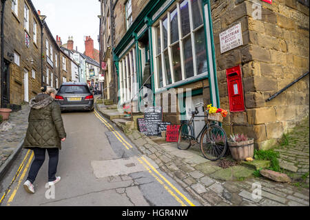 Pierre étroites rues en ordre décroissant à Scarborough, Yorkshire, Angleterre, Royaume-Uni Banque D'Images