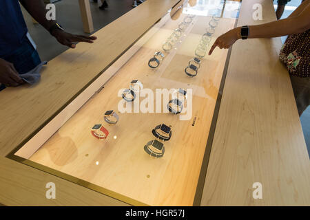 Personne pointant un doigt à l'Apple regarder sur l'affichage à l'intérieur de l'Apple Store de Manhattan, NY Banque D'Images