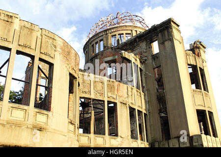 Vue sur le dôme de la bombe atomique sur une journée ensoleillée Banque D'Images