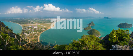 Vue panoramique de l'île de la baie d'Ao Manao sea scape à Prachuap Khiri Khan, Thaïlande Banque D'Images