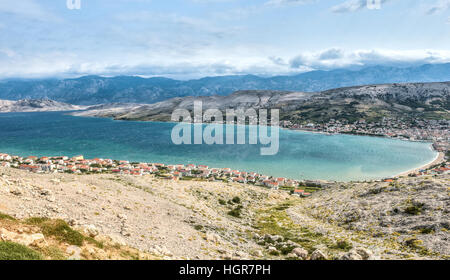 Fort vent bura frappe la côte de île de Pag, faire des vagues et éclaboussures. Velebit montagnes en arrière-plan. Le pouvoir et la force destructrice du vent. Banque D'Images