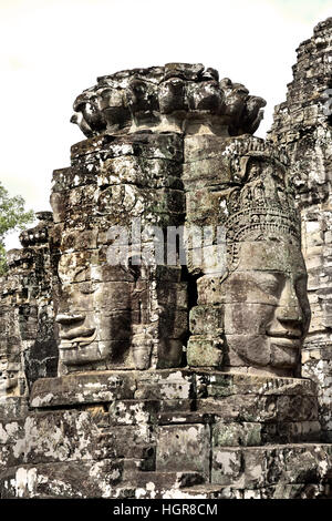 Le Bayon 12e et au début du xiiie siècle comme l'état officiel de la temple bouddhiste Mahayana Le Roi Jayavarman VII, le Bayon se trouve au centre de la capitale de Jayavarman, Angkor Thom Angkor ( différentes capitales complexe archéologique empire Khmer 9-15ème siècle, Angkor Wat, angor Thom, temple Bayon, Cambodge ) Banque D'Images