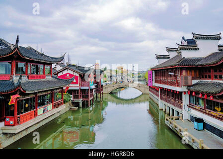 Shanghai, Chine - Mars 09, 2016 : Nouveaux bâtiments restaurés dans un style traditionnel dans de l'eau ancienne Qibao town qui est une destination touristique populaire en Banque D'Images