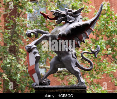 Dragon Statue marquant la limite de la ville de Londres, Angleterre Banque D'Images