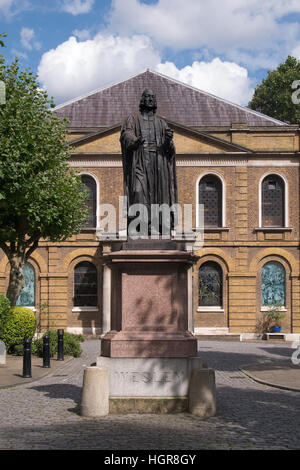Statue de John Wesley, à l'extérieur de Wesley's Chapel, London Banque D'Images