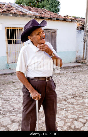 Trinidad, Cuba - Décembre 18, 2016 portrait de la rue : un vieil homme cubain de Trinidad. Banque D'Images