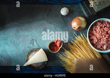 Ingrédients pour spaghetti avec meatball sur l'arrière-plan en pierre Banque D'Images