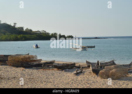 Des pirogues en bois sur les rives de la plage Andilana à Nosy Be, Madagascar. Banque D'Images