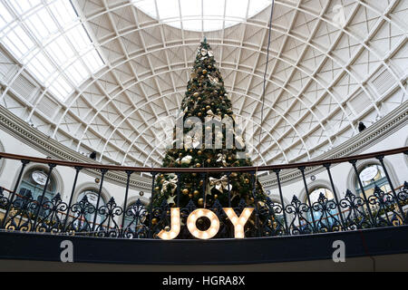 02/12/16, Leeds, Royaume-Uni. Un arbre de Noël et décorations festives ornent la Corn Exchange à Leeds, West Yorkshire. Le mois de décembre arrive dans UK les consommateurs sont Banque D'Images